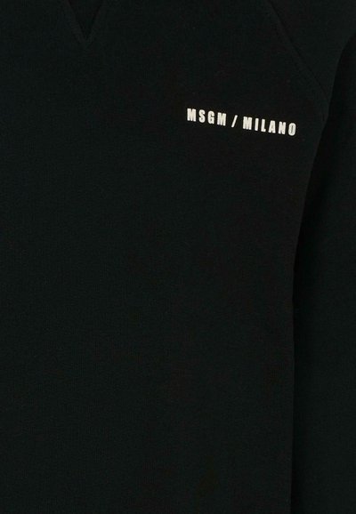 Felpa nera con scollo a V, caratterizzata da testo bianco "MSGM / MILANO" in alto a sinistra. Tessuto morbido e testurizzato con una vestibilità aderente.