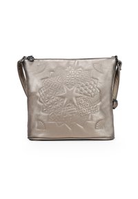 Bolso cruzado de piel metálica plateada con intrincados patrones florales grabados, cierre con cremallera y correa ajustable y deslizante.
