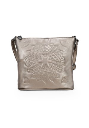 Bolso cruzado de piel metálica plateada con intrincados patrones florales grabados, cierre con cremallera y correa ajustable y deslizante.