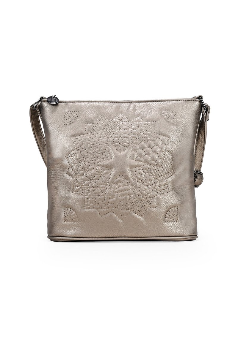 Bolso cruzado de piel metálica plateada con intrincados patrones florales grabados, cierre con cremallera y correa ajustable y deslizante.