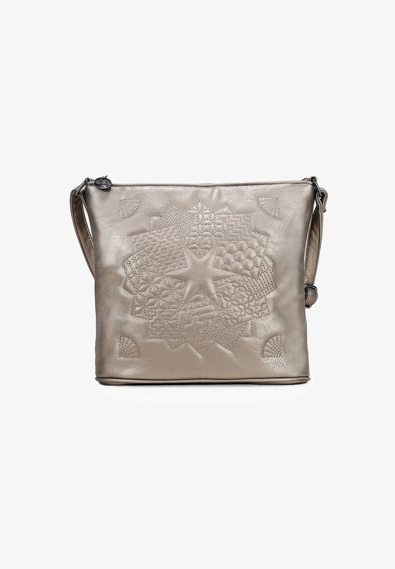 Bolso cruzado de piel metálica plateada con intrincados patrones florales grabados, cierre con cremallera y correa ajustable y deslizante.