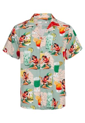 Chemise à manches courtes à boutons avec un fond vert présentant un motif rétro de femmes pin-up et de cocktails tropicaux colorés.