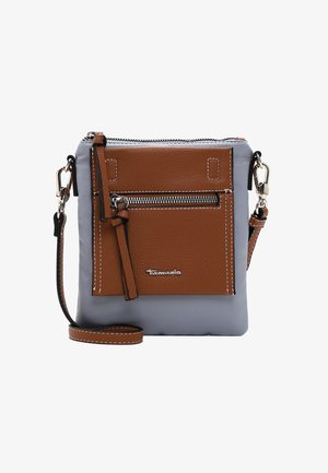 Bolso cruzado de cuero marrón y nylon gris con un bolsillo delantero con cremallera, acentos de costura blanca, correa desmontable y herrajes plateados.