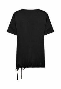 Černý top s krátkým rukávem, měkký materiál, volný střih, šňůrka na spodním lemu, zaoblený výstřih, hladká textura, bez vzorů.