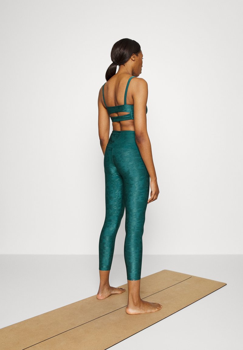 Damen Sportbekleidung | Onzie MIDI Tights emerald/dunkelgrün - QC64197 Damen Sportbekleidung | Onzie MIDI Tights emerald/dunkelgrün - QC64197