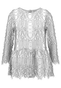 Spetsöverdel med långa ärmar, prydd med en peplumslå, intrikata blommönster och geometriska mönster i svart och vitt, genomskinlig textur.