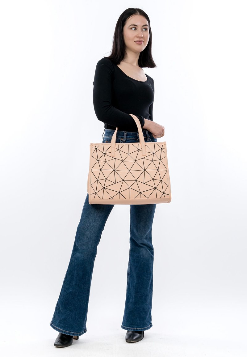 Borsa tote geometrica rosa con motivi triangolari neri, realizzata in materiale liscio. Dotata di manici robusti e di una forma strutturata.