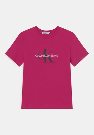 Magenta koszulka z krótkim rękawem i okrągłym dekoltem z logo "CK" i napisem "Calvin Klein Jeans" na środku z przodu.