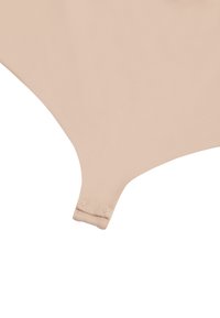 Naadloze nude kleding met een gladde textuur, voorzien van een gebogen vorm en twee drukknoopsluitingen onderaan voor bevestiging.