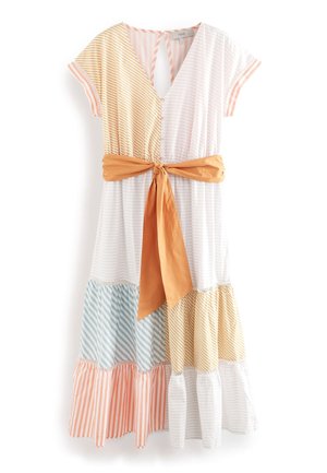 Kurzärmeliges Midikleid mit mehrfarbigen vertikalen Streifen, Knopfleiste vorne, V-Ausschnitt und einem breiten orangefarbenen Stoffgürtel, der in der Taille gebunden ist.
