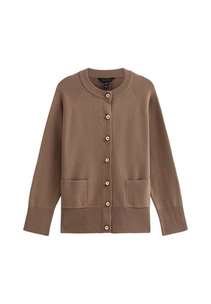 Bruine cardigan trui met een ronde halslijn, knoopsluiting aan de voorkant en twee voorkeurszakken. Gemaakt van zacht materiaal met geribbelde manchetten en zoom.