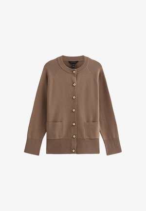 Brązowy sweter kardigan z okrągłym dekoltem, zapinany na guziki z przodu, z dwoma kieszeniami z przodu. Wykonany z miękkiego materiału z prążkowanymi mankietami i dołem.