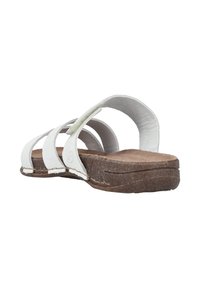 Witte leren sandaal met meerdere open banden en een getextureerde bruine kurken zool. Heeft een lichte hak en minimale stikseldetails.