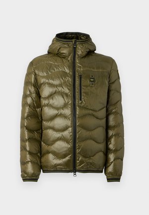 Casaco puffer verde-azeitona com capuz, apresentando um padrão acolchoado, fecho frontal com zíper e punhos elásticos. Inclui bolso no peito e detalhe do logótipo.