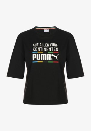 Sort bomulds T-shirt med korte ærmer, rund hals og hvid tekst med farvede accenter. Viser "PUMA" og grafik på forsiden.