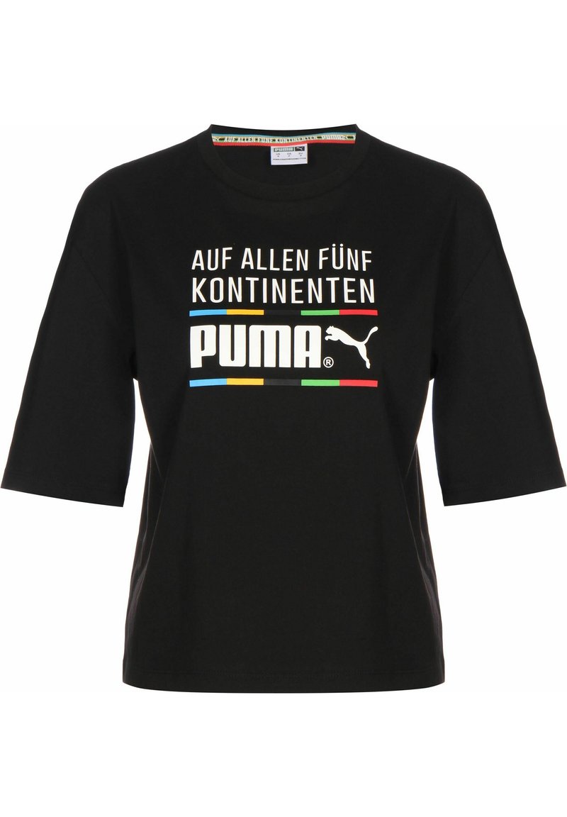 Melna kokvilnas T-krekls ar īsām piedurknēm, apaļu kakla izgriezumu un baltiem burtiem ar krāsainiem akcentiem. Priekšpusē ir attēlots "PUMA" un grafika.