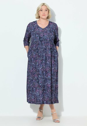 Vestido largo azul marino con un estampado de paisley en púrpura y rosa. Mangas tres cuartos, corte relajado y bolsillos en las caderas.