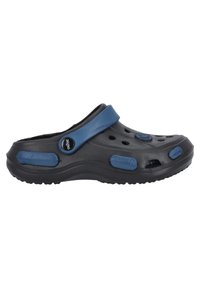 Sabot en caoutchouc noir avec une sangle et des accents bleus. Comprend des trous de ventilation et une semelle texturée pour l'adhérence. Léger et facile à nettoyer.