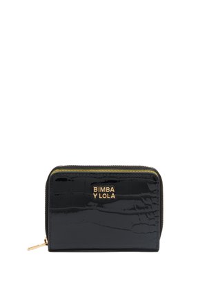 Cartera de charol negro con textura de cocodrilo, cierre de cremallera y logotipo en tono dorado, con un interior amarillo contrastante.