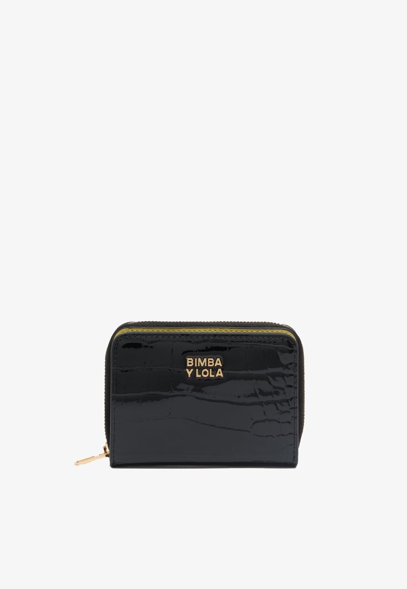 Czarny portfel z lakierowanej skóry, o fakturze krokodyla, z zapięciem na zamek i logo w kolorze złotym, wnętrze w kontrastującym żółtym kolorze.
