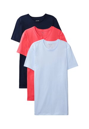 Tre T-shirt semplici con scollo a girocollo sovrapposte, colori dal davanti al dietro: azzurro chiaro, rosa corallo e blu navy.