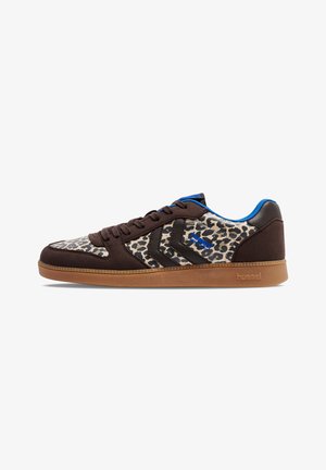 Leopardenmuster Sneakers aus braunem Wildleder und synthetischem Material, mit schwarzen Streifen und einem blauen Akzent am Kragen und der Zunge.