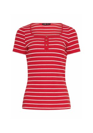 Rød ribbet kortærmet top med hvide vandrette striber, firkantet udskæring og tre små stjerneformede knapper på den forreste klap.