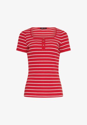 Rød ribbet kortærmet top med hvide vandrette striber, firkantet udskæring og tre små stjerneformede knapper på den forreste klap.