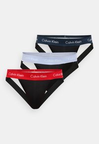 Trīs Calvin Klein bikses: melnas, jūras zilas un gaiši zilas. Katrai ir kontrastējoša elastīga jostasvieta ar logo detaļu.