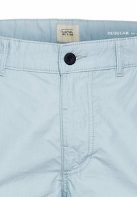 Lichtblauwe katoenen shorts met een reguliere pasvorm, voorzien van een zwarte knoopsluiting, een genaaide label en gedetailleerde stiksels langs de tailleband.
