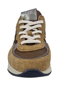 Bruine sneaker met een bovenkant van suède en mesh, witte veters, zilveren logo op de tong, gevoerde zool en een bruine rubberen buitenzool.