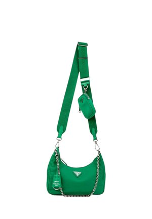 Bolso de hombro Prada verde de nylon con cadena plateada, correa ancha ajustable, pequeño bolsillo con cremallera y porta llaves adjunto.