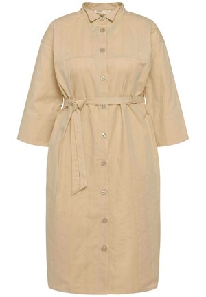 Béžové šaty z bavlny s knoflíkovým zapínáním vpředu, opásané v pase a se třičtvrtečními rukávy se jemnými vertikálními pruhy.