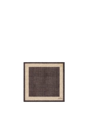 Écharpe à carreaux marron foncé avec une bordure beige et un petit logo "Boggi" en bas à droite.