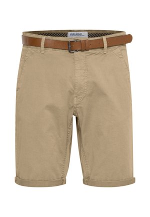 Pantalones cortos caqui hechos de una tela liviana, con un cinturón de cuero marrón, bolsillos frontales y dobladillos enrollados para un ajuste relajado.