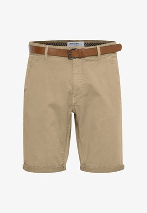 Pantalones cortos caqui hechos de una tela liviana, con un cinturón de cuero marrón, bolsillos frontales y dobladillos enrollados para un ajuste relajado.