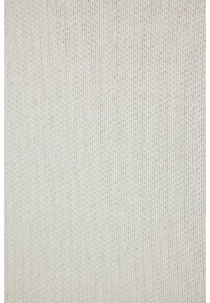 Pletená tkanina v off-white s jemnou strukturou a rovnoměrným vzorem. Materiál se jeví jako měkký a flexibilní, vhodný pro oděvy nebo domácí textilie.