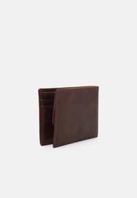 Portafoglio in pelle marrone caratterizzato da un design semplice, stile a due pieghe, multiple fessure per carte e un logo ad albero impresso sulla parte anteriore.
