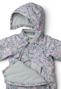 Dziecięca kurtka w kwiatowy wzór w kolorze jasnoniebieskim i różowym, z miękką podszewką z polaru, zatrzaskami i odpinanym kapturem.