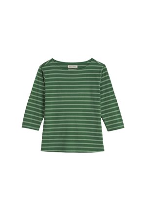 Zaļš krekls ar gaiši zaļām horizontālām svītrām, trīs ceturtdaļu piedurknēm un apaļu kakla izgriezumu.