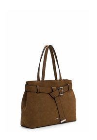 Bruine suède tote bag met een gestructureerd ontwerp, voorzien van een brede schouderband en zilverkleurige hardware. Gladde textuur, minimale branding aan de zijkant.