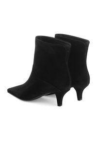 Zwarte suède enkellaarsjes met een puntige neus en een strak, minimalistisch ontwerp. Voorzien van een korte, taps toelopende hak en een gladde textuur.