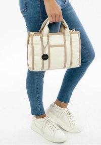 Borsa tote in tela color crema con accenti marrone chiaro, forma rettangolare, design strutturato, manici corti e un dettaglio decorativo a catena.