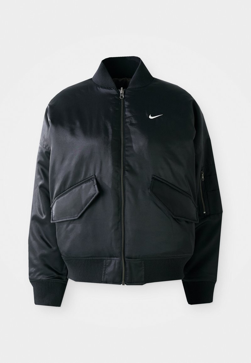 Veste bomber noire avec une finition satinée lisse, un col côtelé et deux poches à rabat à l'avant. Présente un petit logo blanc sur la poitrine.