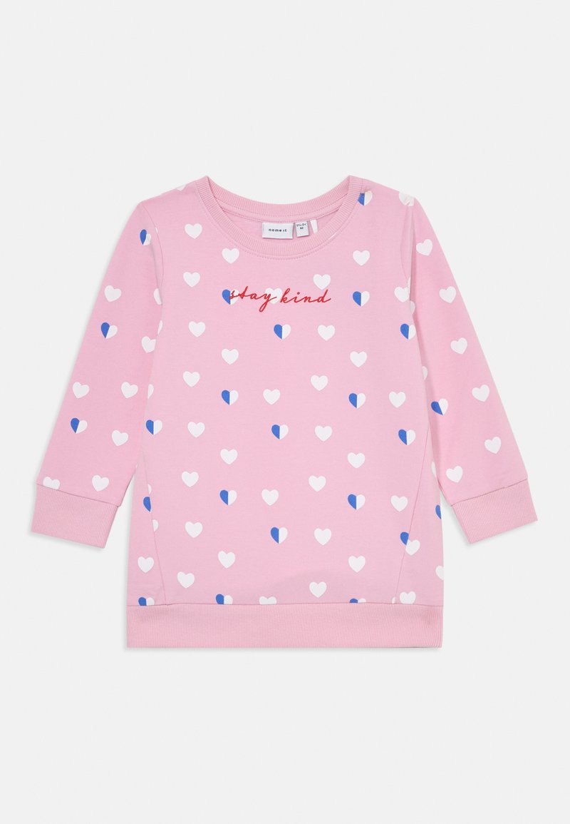 Felpa di cotone rosa con motivo a cuori in bianco e blu, con la scritta "stay kind" in rosso sul petto. Maniche lunghe e polsini a coste.