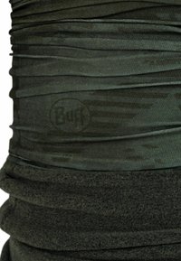 Dunkelgrüner multifunktionaler Halsschmuck mit einem strukturierten, gerafften Design. Verfügt über ein in einem dezenten Farbton gedrucktes Logo und verschiedene Stofftexturen.