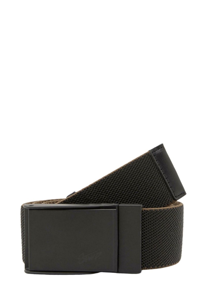 Sort tekstureret stofbælte rullet op med en mat sort rektangulær metalspænde.