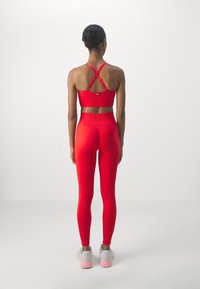 Stronger SEAMLESS SCHRUNCH LEGGINGS - Legíny - flame scarlet