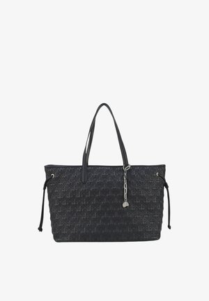 Svart tote-väska med förgyllt mönster, två axelremmar och dekorativ kedjedetalj med en metallcharm. Slät textur, strukturerad form.