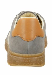 Šedé semišové tenisky s tanovým koženým podpatkem, texturovanou gumovou podrážkou a krémovými detaily, předvádějící klasický atletický design.